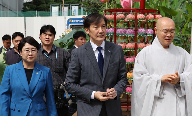 강미정 조국혁신당 대변인이 당내 성 비위 건을 고발하며 탈당을 선언한 지난 4일, 조국 혁신정책연구원장(가운데), 김선민 당 대표 권한대행(왼쪽) 등이 서울 종로구 조계사를 방문, 총무원장 진우스님을 예방하고 있다. [사진 연합뉴스]
