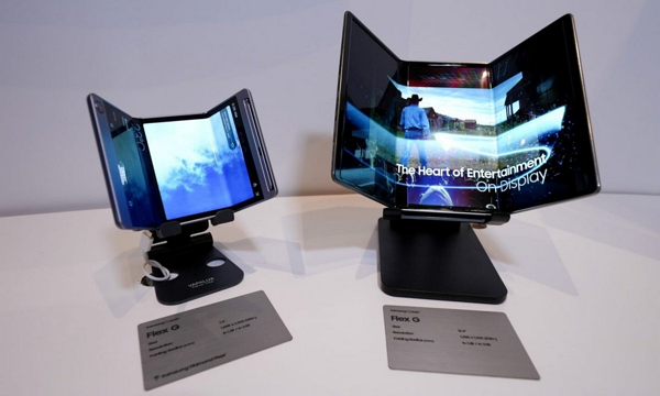 플렉스(Flex G) 디스플레이가 적용된 삼성전자 프로토타입 트라이폴드폰. [삼성디스플레이 제공]