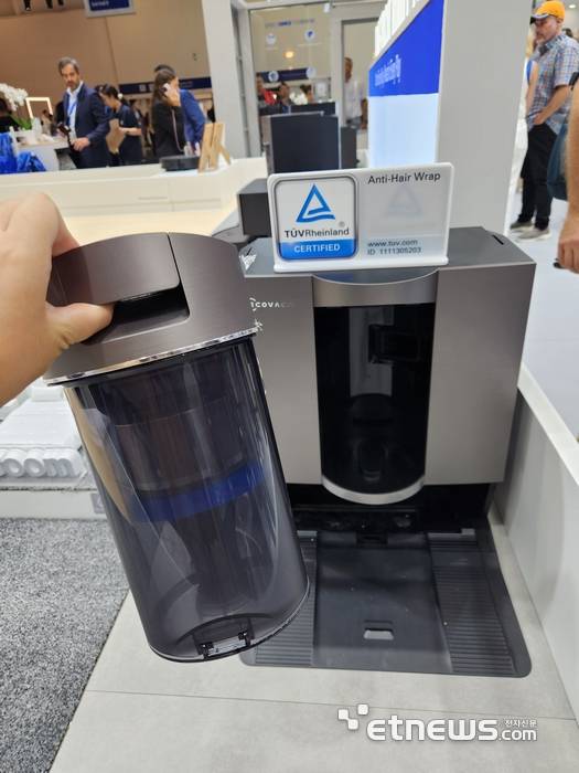 에코백스 차세대 로봇청소기 '디봇 X11'. 스테이션 중앙에 먼지통이 있어 사용자가 쉽게 빼고 장착할 수 있다. (사진=김신영 기자)