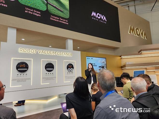 모바 관계자가 5일(현지시간) 브랜드 신제품 출시 콘퍼런스를 진행하고 있다 (사진=김신영 기자)