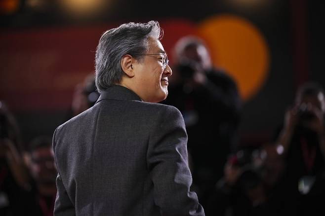 [베네치아=AP/뉴시스] 박찬욱 감독이 29일(현지 시간) 이탈리아 베네치아에서 열린 제82회 베네치아국제영화제에서 영화 '어쩔 수가 없다'(No Other Choice) 포토콜 행사에 참석해 포즈를 취하고 있다. 뉴시스