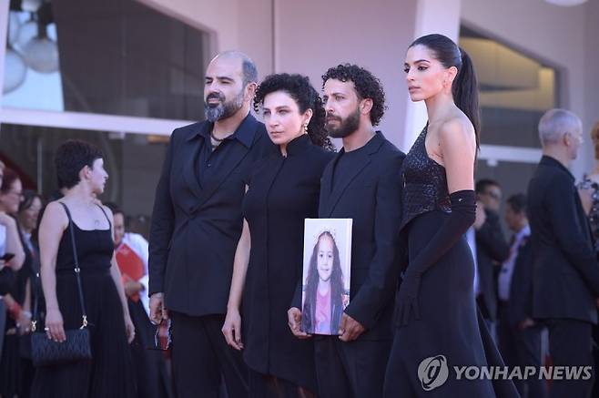 이스라엘 공격으로 숨진 6살 힌드 라잡의 사진 들고 베네치아 영화제 참석한 '힌드라잡의 목소리' 출연진들. 연합뉴스