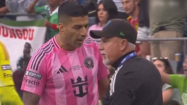 상대팀 코치에게 침을 뱉은 수아레스