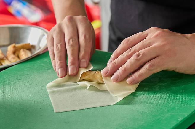 조광효 셰프가 ‘바나나 춘권’을 만들고 있다. 염서정 스튜디오 어댑터