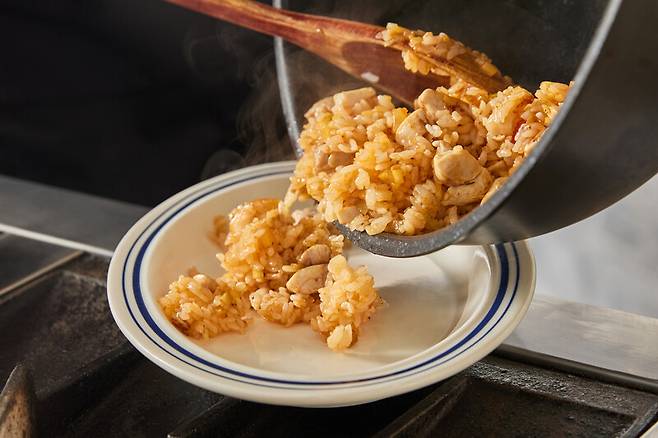 조광효 셰프가 ‘사과 풍미의 치킨 오므라이스’를 만들고 있다. 염서정 스튜디오 어댑터