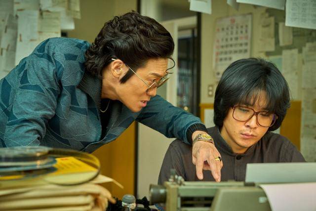 넷플릭스 시리즈 '애마'의 영화사 대표 중호(왼쪽)와 꿈 많지만 심약한 신인 감독 인우. 넷플릭스 제공