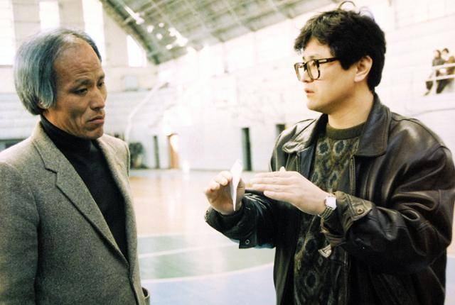 문경은의 아버지 문귀곤(왼쪽)씨와 연세대 농구부를 이끌었던 최희암 감독이 1993년 3월 3일 서울 서대문구 연세대 체육관에서 대화를 나누고 있다. 한국일보 자료사진