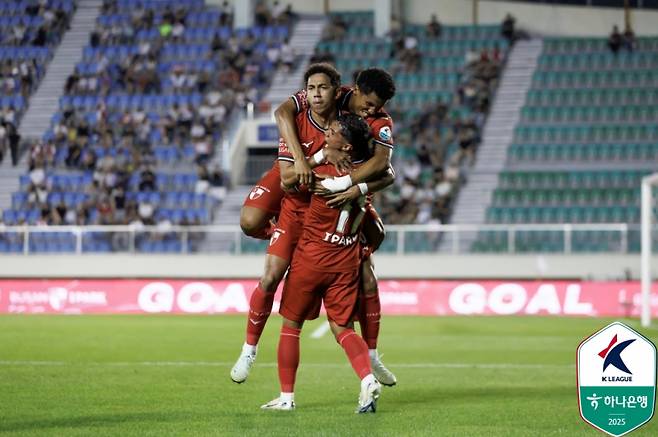 6일 부산 구덕운동장에서 열린 부산과 수원의 하나은행 K리그2 2025 28라운드. 부산 페신의 선제골 뒤 사비에르, 빌레로 등이 환호하고 있다. 사진=프로축구연맹