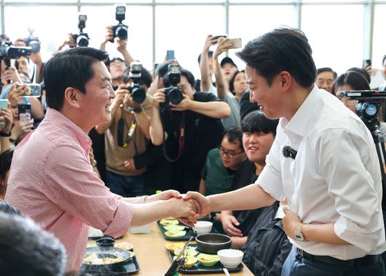 6.3 대선 전인 5월 21일 이준석 당시 개혁신당 대선 후보와 안철수 국민의힘 의원이 경기 성남시 가천대학교 글로벌캠퍼스에서 만나 악수하는 모습. 김정훈 기자