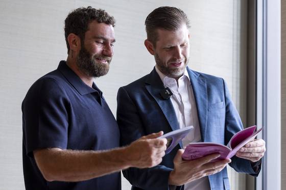 걸그룹 피프티피프티의 CD를 들고 기뻐하는 에릭과 잭 폴크먼 WLF 공동창립자. 최영재 기자