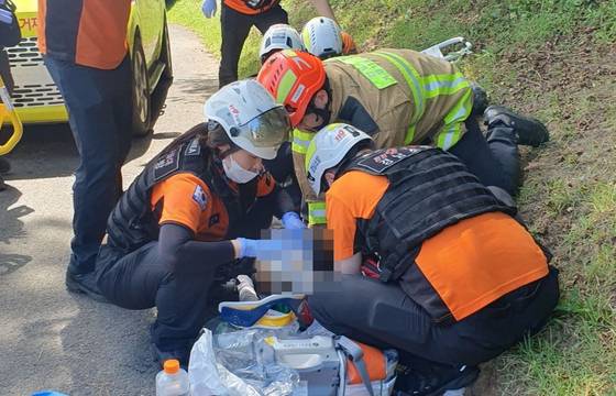5일 오전 경남소방본부 소속 구급대원들이 거제시 한 골프장에서 발생한 살인 사건 당시 자해한 50대 피의자 A씨와 심정지 상태인 피해자 B씨에게 응급처치를 하고 있다. 사진 경남소방본부