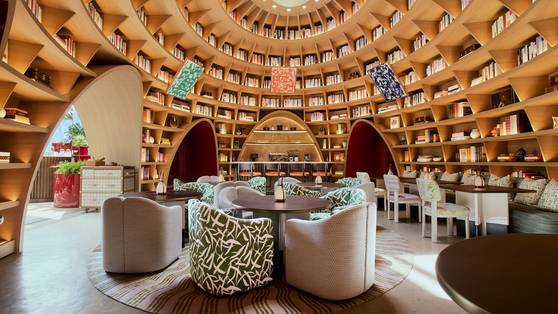 돔 형태의 도서관 인테리어와 아치 모양을 적용한 출입구, 바 뒷편의 ‘스피릿 월’이 인상적인 르 카페 루이 비통. 사진 루이 비통