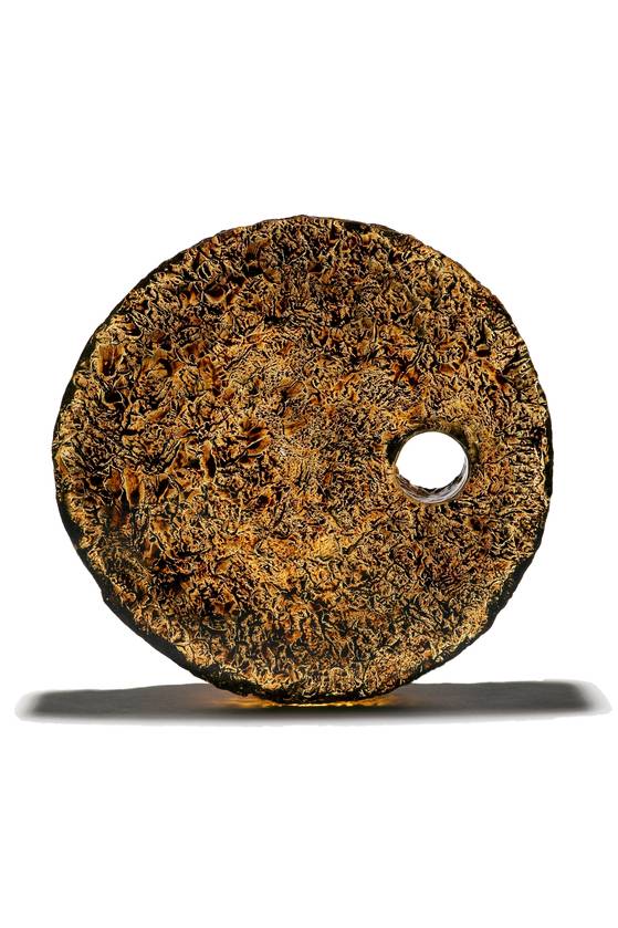 옻칠로 다양한 색을 입혀가며 여러 번 가마에서 굽는 방법으로 제작한 이규홍 작가의 유리 오브제. [사진 서울디자인재단]