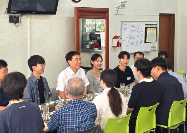 ▲ 김진태 강원도지사는 지난 5일 서울 관악구에 위치한 강원학사를 방문, 학사 내 식당에서 대학생들과 점심식사를 함께 하며 소통했다. 도 제공