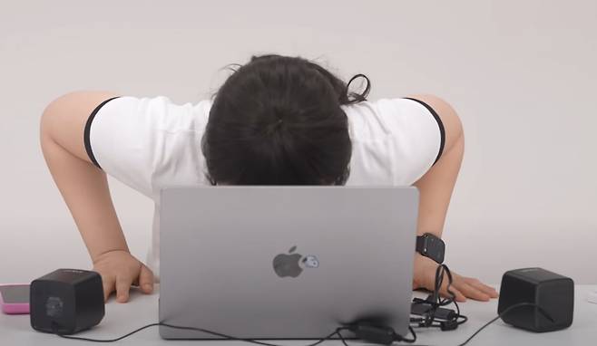 다이소 2채널 유선 스피커 음향을 확인하는 유튜버 디에디트. /출처=디에디트 유튜브