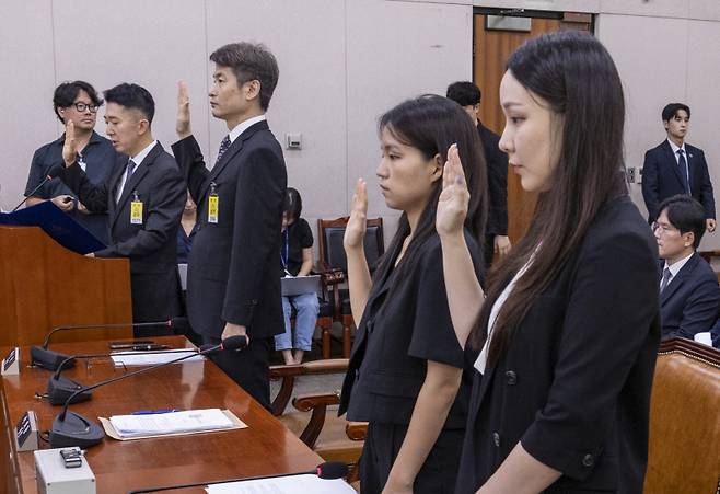 5일 국회에서 열린 법제사법위원회 법안심사1소위원회에서 열린 검찰 개혁 입법청문회에서 서울 남부지검에서 건진 전성배씨 관련한 수사를 담당했던 검사들과 압수수색 증거품인 ‘관봉권’을 관리했던 검찰 수사관들이 출석해 증인 선서를 하고 있다. (왼쪽부터) 이희동 부산고검 검사(전 서울남부지검 1차장 검사), 박건욱 대구지검 인권보호관(전 서울남부지검 부장검사), 김정민·남경민 서울남부지검 수사관. 연합뉴스