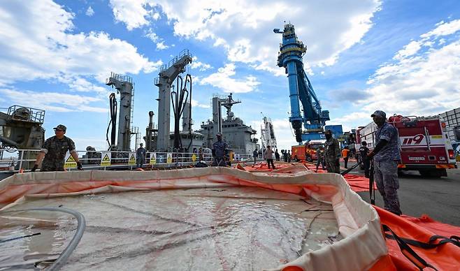 6일 강원도 강릉 안인항 화력발전소 하역 부두에서 군수지원함 대청함 승조원과 해군 장병들이 이동식 저수조에 청수를 공급하고 있다. 해군 1함대사령부 제공