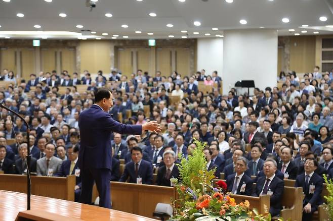 김삼환 명성교회 원로목사가 6일 서울 강동구 교회에서 열린 '2025 한국교회와 함께하는 새벽기도 세미나'에서 새벽기도의 중요성을 설명하고 있다. 명성교회 제공