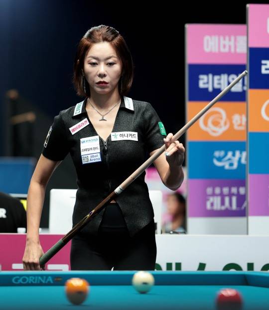 공을 응시하는 김가영. 사진[연합뉴스]