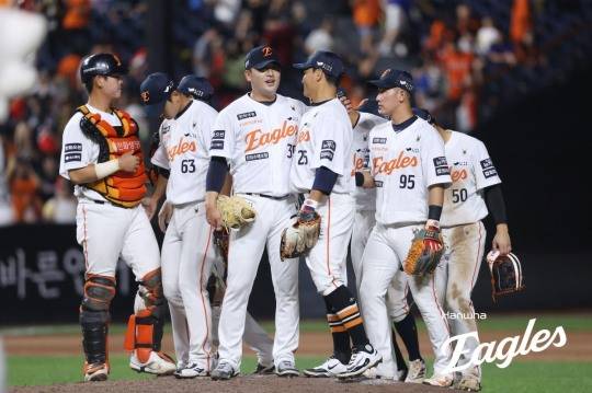 승리에 기뻐하는 한화 선수들