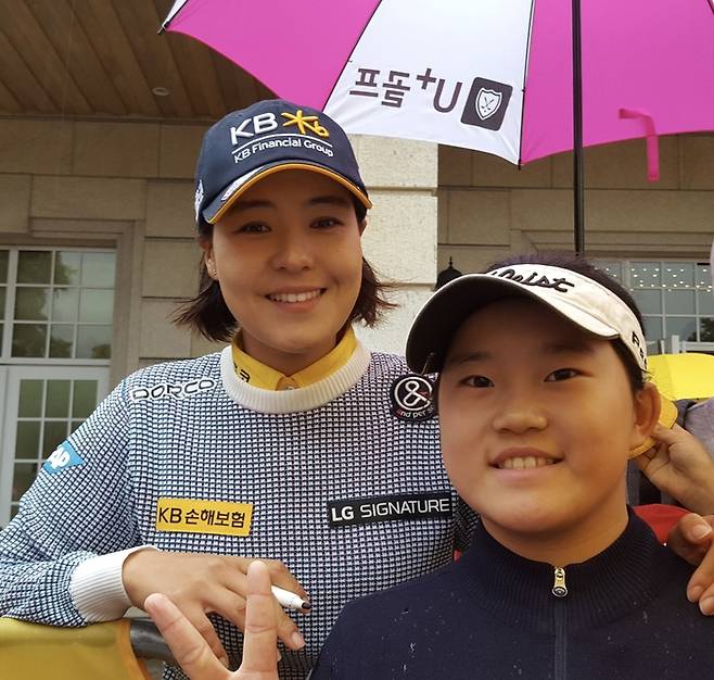 2018년 KB금융 스타챔피언십에서 전인지와 기념 촬영을 했던 국가대표 홍수민. 홍수민