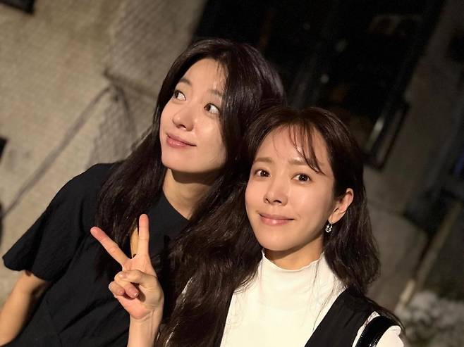 김혜수 생일파티에 참석한 한효주와 한지민. /사진=인스타그램 갈무리