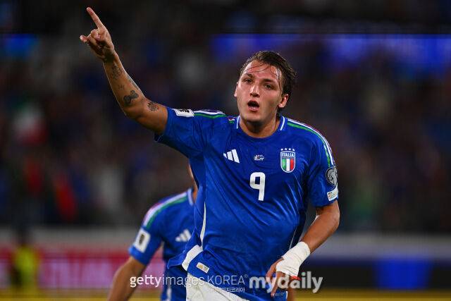 레테기가 골을 뽑아낸 뒤 기뻐하고 있다. /게티이미지코리아