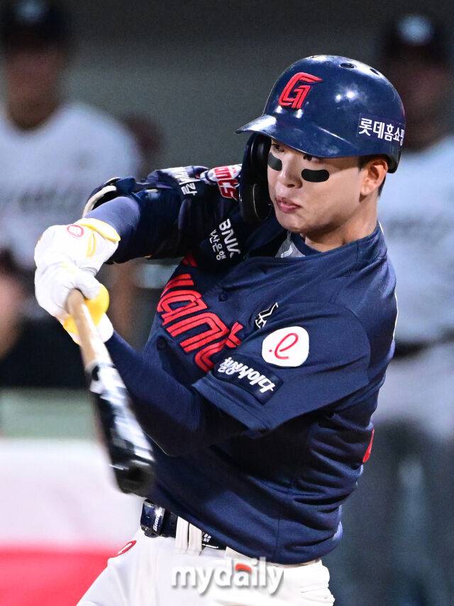 2025년 9월 3일 오후 경기도 수원KT위즈파크에서 열린 '2025 신한 SOL뱅크 KBO 리그' 롯데 자이언츠와 KT 위즈의 경기. 롯데 이호준이 2회초 1사 1.3루서 타격하고 있다./마이데일리