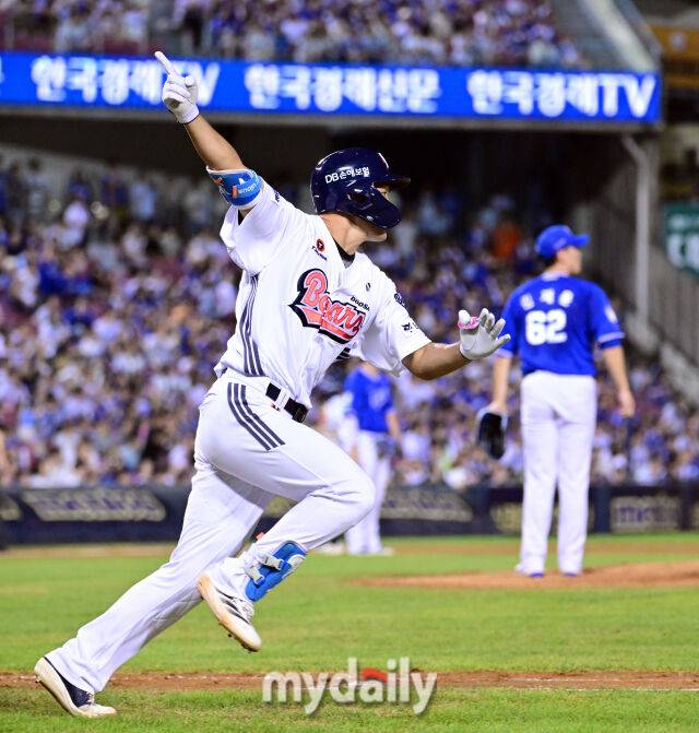 2025년 8월 28일 오후 서울 잠실구장에서 열린 '2025 신한 SOL뱅크 KBO 리그' 삼성 라이온즈와 두산 베어스의 경기. 두산 안재석이 연장 10회말 2사 1.2루서 끝내기 안타를 치며 7-6으로 승리한 뒤 기뻐하고 있다./마이데일리