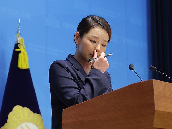 강미정 조국혁신당 대변인이 4일 서울 여의도 국회 소통관에서 당내 성비위 의혹과 관련한 탈당 기자회견을 하고 있다. [연합]