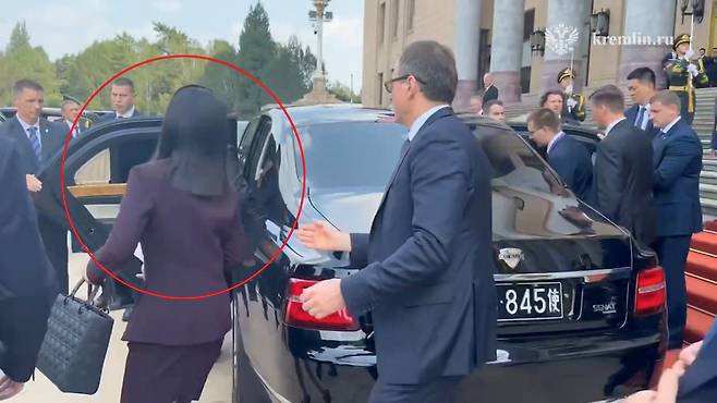 김정은 북한 국무위원장의 동생인 김여정 노동당 부부장이 3일 김 위원장이 블라디미르 푸틴 러시아 대통령과 별도 회담을 위해 푸틴 대통령의 전용 리무진 ‘아우루스’에 탑승할 때 차량에 함께 타고 있다. 김여정이 든 가방은 프랑스 명품 ‘레이디 디올’ 제품으로 추정된다. 2025.9.3 [크렘린궁 영상 캡처/ 연합]