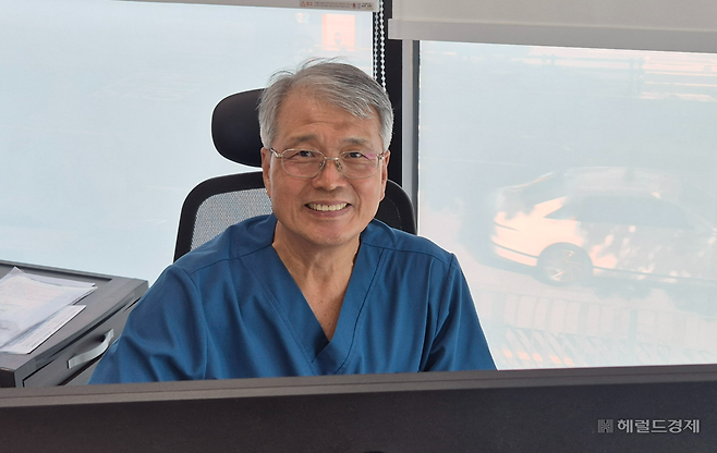요셉의원의 다섯 번째 원장이자 유일한 상주 의사인 고영초(71·신경외과 전문의) 원장이 진료복을 입고 인터뷰하고 있다.  쉴 새 없이 환자들이 진료실을 찾았지만 지친 기색 없이 환자들을 반겼다. 김도윤 기자.