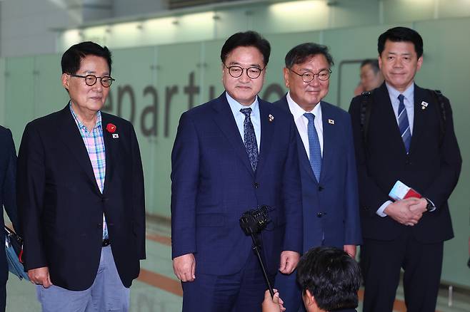 더불어민주당 박지원 의원(왼쪽부터), 우원식 국회의장, 더불어민주당 김태년 의원, 조국혁신당 김준형 의원이 지난 2일 중국 베이징에서 열리는 ‘항일전쟁 및 세계 반파시스트 전쟁 승전(전승절) 80주년 열병식’에 참석하기 위해 인천국제공항 제1여객터미널로 출국하기 전 취재진에 입장을 밝히고 있다. [연합]