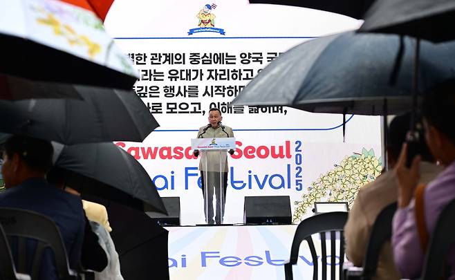 두씻마나판 태국 외교부장관 고문이 6일 오전 서울 중구 청계광장에서 열린 싸와디 서울 타이 페스티벌 2025 개막식에서 개회사를 하고 있다.  올해로 10회를 맞이한 싸와디 서울 타이 페스티벌 2025는 서울 도심에서 태국의 문화와 예술, 음식 등 다양한 태국 문화를 접할 수 있는 축제로 6일과 7일 양일간 진행됐다. 이상섭 기자
