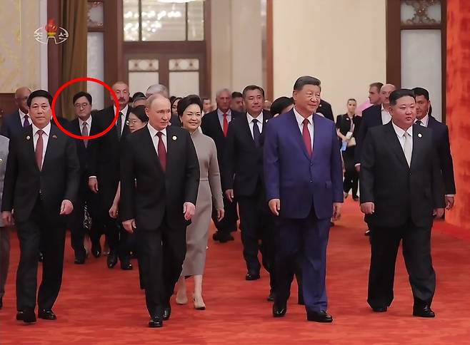 북한 조선중앙TV는 6일 김정은 국무위원장의 지난 2~4일 중국 방문을 담은 기록영화를 방영했다. TV는 각국 정상급 인사들이 전승절 연회에 참석하기 위해 이동하는 장면을 보여주면서 우원식 국회의장(빨간 동그라미)이 등장하는 장면을 편집하지 않고 그대로 내보냈다. [조선중앙TV 화면·연합]