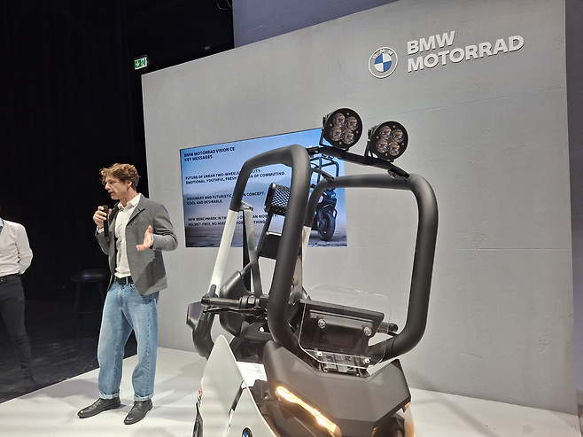 알렉산더 버칸(사진 가운데) BMW 모토라드 디자인 헤드가 비전 CE의 다양한 특징을 소개하고 있다. [뮌헨=김성우 기자]