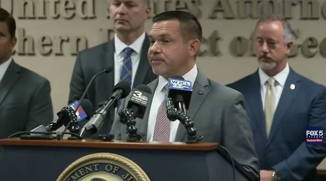 [워싱턴=뉴시스]슈티븐 슈랭크 국토안보수사국(HSI) 특별수사관이 5일(현지 시간) 조지아주 HSI 사무실에서 전날 이뤄진 현대차그룹-LG에너지솔루션의 합작 배터리 공장(HL-GA 배터리회사) 건설현장 단속 관련 기자회견을 진행 중이다. (사진=폭스5애틀랜타 유튜브 캡쳐). 2025.09.06. *재판매 및 DB 금지