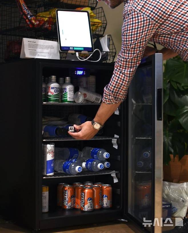 [서울=뉴시스] 앤트로픽은 자사 모델 '클로드 소네트 3.7'을 기반으로 제작한 가게 운영 AI 에이전트 '클로디우스'가 약 한 달간 샌프란시스코 본사 사무실 내 자동화 소매점을 관리하도록 한 '프로젝트 밴드(Project Vend)'를 진행했다고 지난 6월 밝혔다. (사진=앤트로픽)