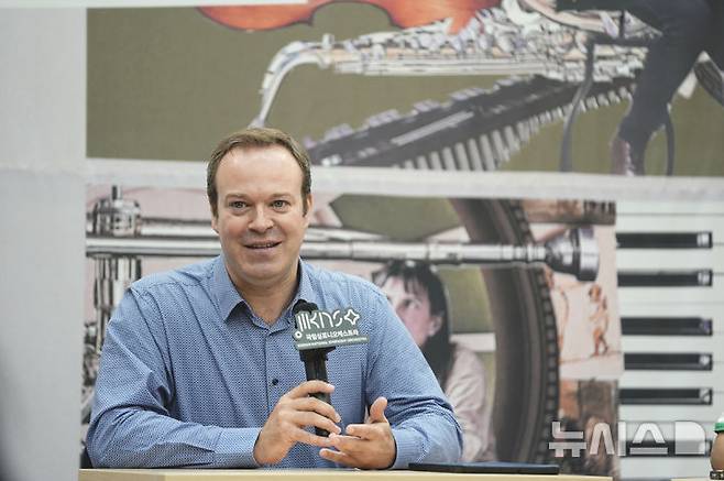 [서울=뉴시스]다비트 라일란트(46) 국립심포니오케스트라(KNSO) 예술감독이 3일 오후 서울 서초구 예술의전당 N스튜디오에서 진행된 라운드 인터뷰에서 질문에 답하고 있다. (사진=KNSO 제공)