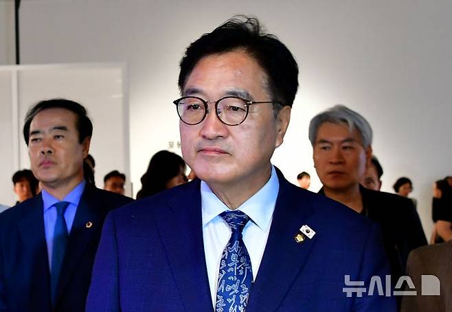 [광주=뉴시스] 김혜인 기자 = 우원식 국회의장이 5일 오후 광주 북구 광주비엔날레 전시관에서 '너라는 세계'를 주제로 열리는 2025광주디자인비엔날레를 찾아 작품을 관람하고 있다. 2025.09.05. hyein0342@newsis.com