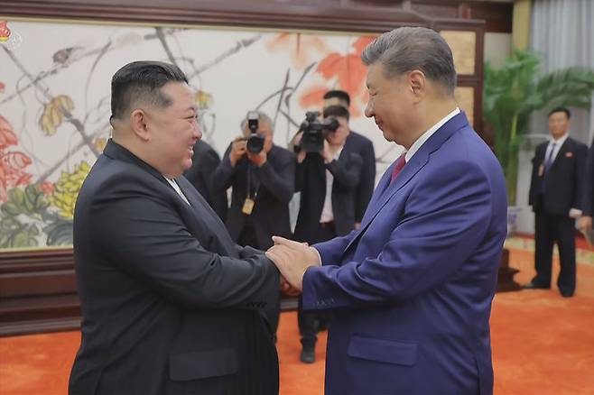 [서울=뉴시스] 북한 조선중앙TV는 지난 4일 김정은 국무위원장이 중국 베이징 인민대회당에서 시진핑 중국 국가주석과 '북중 정상회담'을 했다고 5일 보도했다. 김 위원장과 시 주석은 정상회담 후 소규모 다과회와 만찬을 한 것으로 알려졌다. (사진=조선중앙TV 캡쳐) 2025.09.05. photo@newsis.com *재판매 및 DB 금지