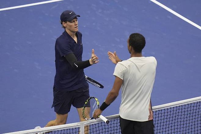 [뉴욕=AP/뉴시스] 얀니크 신네르(1위·이탈리아, 왼쪽)가 5일(현지 시간) 미국 뉴욕의 빌리진킹 내셔널 테니스 센터에서 열린 US 오픈 남자 단식 4강전에서 펠릭스 오제 알리아심(27위·캐나다)를 물리친 후 인사를 나누고 있다. 2연패를 노리는 신네르가 3-1(6-1 3-6 6-3 6-4)으로 승리하고 결승에 올라 카를로스 알카라스(2위·스페인)와 우승을 다툰다. 2025.09.06.