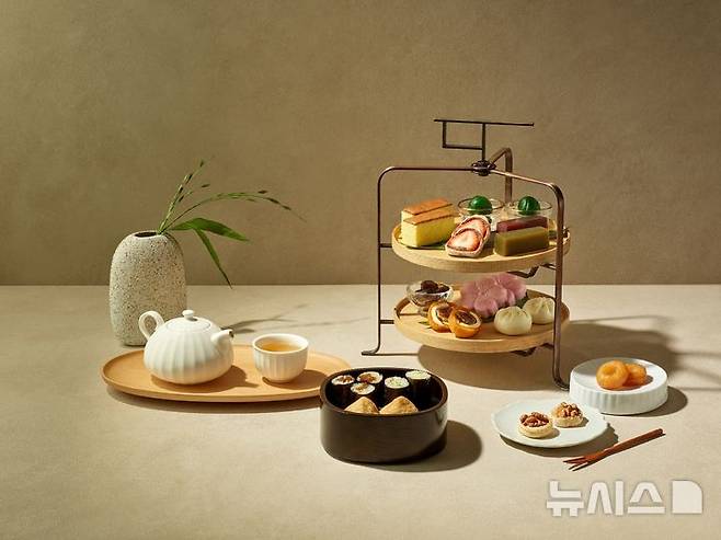 [서울=뉴시스] 웨스틴 조선 서울의 라운지앤바가 선보인 헤리티지 애프터눈티 세트. photo@newsis.com