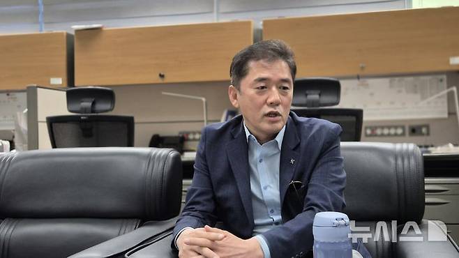 [전주=뉴시스] 김민수 기자= 조국혁신당 황현선 사무총장이 25일 전북특별자치도의회 기자실에서 출입 기자단과 이야기를 나누고 있다. 2025.07.25 leo@newsis.com *재판매 및 DB 금지