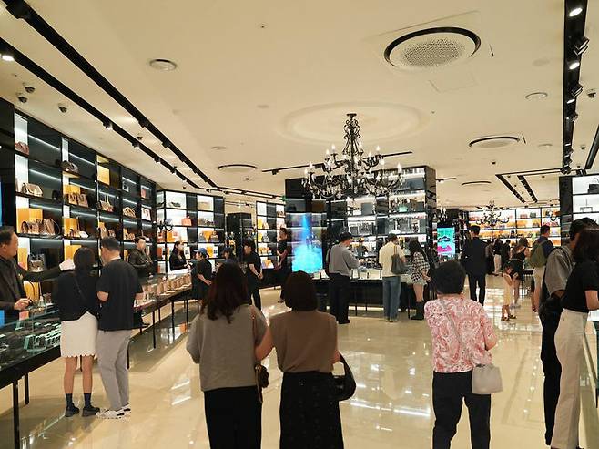 캉카스백화점 매장이 고객들로 북적이고 있다. *재판매 및 DB 금지