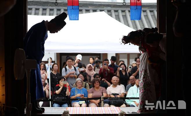 [서울=뉴시스] 김선웅 기자 = 6일 서울 중구 남산골한옥마을 관훈동 민씨가옥에서 신랑 김홍, 신부 류숙하 부부의 혼인 62주년 회혼례 잔치가 열리고 있다. 이날 열린 남산골 회혼례 '백년해로'는 김홍 신랑과 독립운동가 유우국 애국지사의 손녀 류숙하 신부의 혼인 62주년 및 광복 80주년을 맞아 실제 회혼례로 진행됐다. 2025.09.06. mangusta@newsis.com
