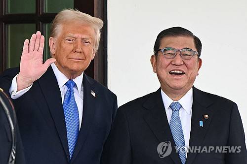도널드 트럼프 미국 대통령과 이시바 시게루 일본 총리 [AFP 연합뉴스 자료사진. 재판매 및 DB 금지]