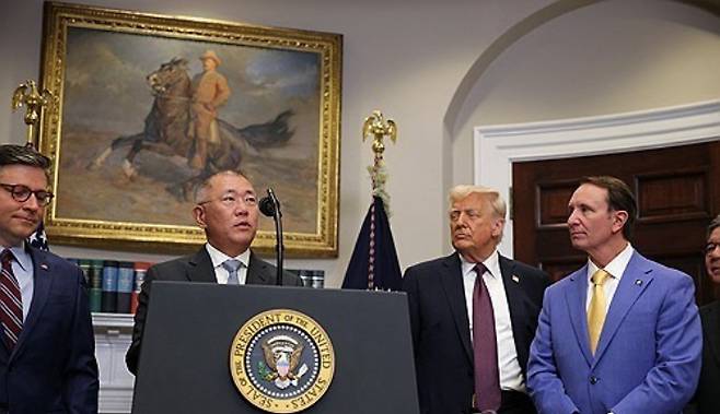 정의선 현대차그룹 회장이 지난 3월 백악관에서 트럼프 대통령이 지켜보는 가운데 대규모 투자 계획을 발표했다. 연합뉴스