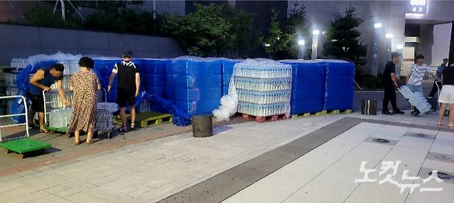 지난 5일 오후 강릉의 한 아파트에서 주민들이 생수를 받아가고 있다. 전영래 기자