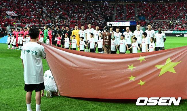 [OSEN=서울월드컵경기장, 지형준 기자] 중국이 예고했던 놀랄 일은 없었다. 한국이 무난하게 중국을 잡아내며 '공한증'&nbsp;역사를 이어갔다.김도훈 임시 감독이 이끄는 대한민국 축구대표팀은 11일 오후 8시 서울월드컵경기장에서 열린 2026 국제축구연맹(FIFA) 북중미 월드컵 아시아 2차 예선 C조 6차전에서 중국을 1-0으로 꺾었다.이날 승리로 한국은 위르겐 클린스만 감독, 황선홍 감독, 김도훈 감독 등 세 명의 감독으로 2차 예선을 치루면서 승점 16(5승 1무)라는 성적으로 조 1위를 확정했다.&nbsp;또한 3차 예선에서 아시아 랭킹 3위로 일본, 이란에 이어서 톱시드 자리를 확보하는데 성공했다.중국 선수들이 국민의례를 하고 있다. 2024.06.11 / jpnews@osen.co.kr